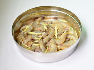 10、清蒸虾,腌制好的虾摆入蒸盘