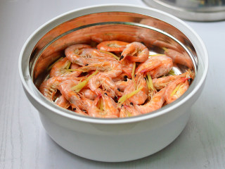 11、清蒸虾,盖上盖子，水滚后放入蒸锅，隔水大火蒸10分钟