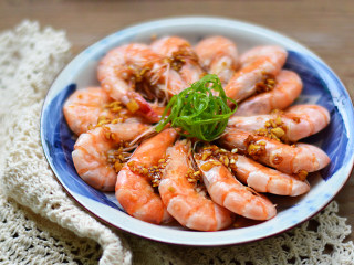 12、清蒸虾,之后用生抽和蒜蓉调成的酱汁淋上即可，也可以蘸着酱汁吃也行，随自己喜欢