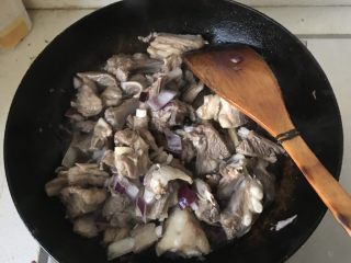 1、新疆抓饭,放入一个切碎的洋葱,放3勺盐,然后放入↘️