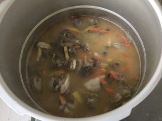 4、新疆抓饭,然后倒入高压锅,高压锅开始冒气算10-15分钟。