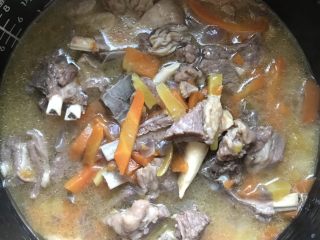 6、新疆抓饭,把泡好的米,羊肉、汤、放入电饭锅,稍微搅一下,正常蒸米饭,多焖5分钟。(这一步是用汤代替水,比平时蒸米饭少一点点汤,因为米是泡过的)
