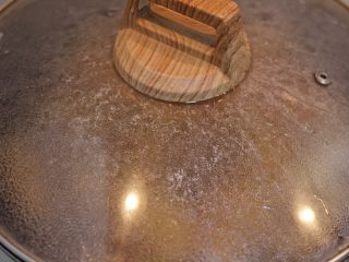 9、可乐鸡翅,盖上锅盖，小火焖煮15分钟。