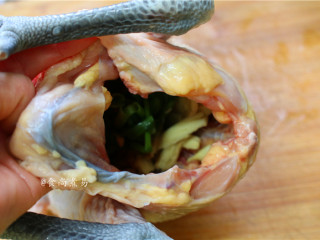 6、脆皮白切鸡,将葱结和部分生姜放入鸡腹中，也撒点盐