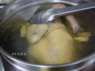 10、脆皮白切鸡,关火，让鸡在锅中焖8分钟左右，捞起沥干水，煮鸡的汤水也不要浪费，撇除油脂，放点紫菜或萝卜丝煮个鲜汤，也是极好的，也可以盛起，放凉后保鲜起来，做高汤，炖菜时代替清水，鲜甜得很