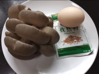 1、孜然蘑菇,准备好所需材料