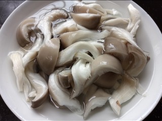3、孜然蘑菇,泡水洗净控干水分备用