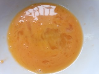 5、孜然蘑菇,将鸡蛋液調匀