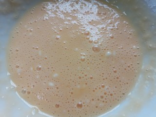 6、孜然蘑菇,加入适量生粉搅拌均匀成糊状