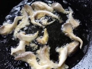 9、孜然蘑菇,待油温七成热放入平菇