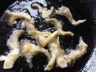 10、孜然蘑菇,一面炸熟