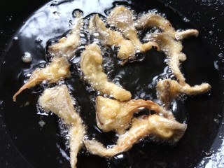 11、孜然蘑菇,翻一面继续炸炸至两面金黄即可出锅