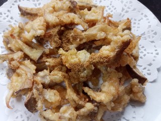 13、孜然蘑菇,撒上孜然粉然后搅拌均匀