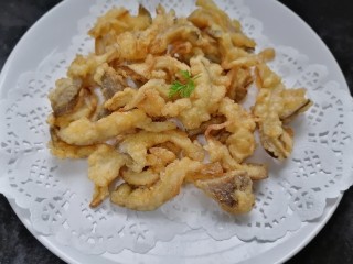 14、孜然蘑菇,重新放上吸油纸装盘