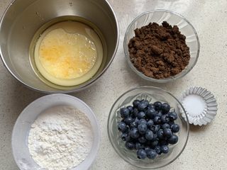 1、蓝莓麦芬蛋糕,烤箱预热190度、牛奶，鸡蛋、玉米油称量好，其他材料备好