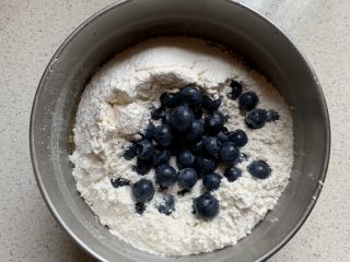 6、蓝莓麦芬蛋糕,倒入蓝莓，预留几颗蓝莓点缀