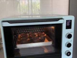 9、蓝莓麦芬蛋糕,送入预热好的烤箱，中层、上下火180度烤20-30分钟