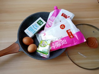 1、无油版原味松饼,准备绵白糖、糖霜、牛奶、无铝泡打粉、鸡蛋两个、低筋面粉。所有食材都称重备用。