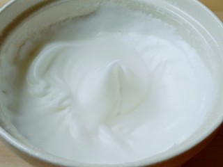 9、无油版原味松饼,电动打蛋器开低速，打发到提起打蛋器有小弯钩就可以。