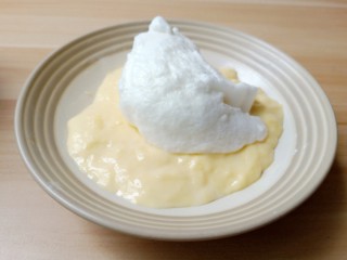 10、无油版原味松饼,取1/3的蛋清白霜加入面糊中，用翻拌的手法拌均匀。