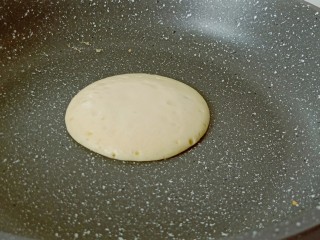 13、无油版原味松饼,先开小火将不粘锅微微烧热一点再关火倒入一勺面糊（用手心在不粘锅上方试一下，感觉有温度即可关火）