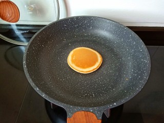 16、无油版原味松饼,继续开小火把另外一面加热至微黄即可。依次类推一个个松饼就做好了。