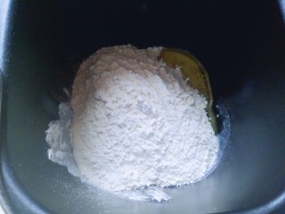 6、原味吐司,再加入高筋面粉。