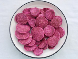 2、紫薯燕麦塔～,紫薯切片。