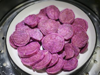 3、紫薯燕麦塔～,上锅大火蒸熟。