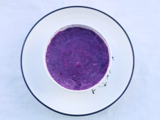 6、紫薯燕麦塔～,将捣成泥的紫薯泥倒入小碗中压紧。