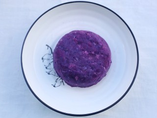 7、紫薯燕麦塔～,反盖入碟子上。