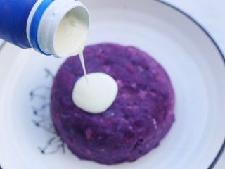8、紫薯燕麦塔～,往紫薯泥上慢慢淋入一层酸奶。