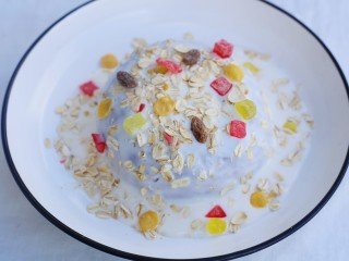 10、紫薯燕麦塔～,撒上燕麦片。