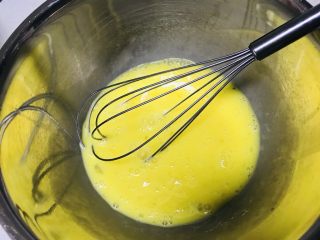 2、焦糖布丁,手动打蛋器搅散（轻点儿搅，避免搅近太多气泡）