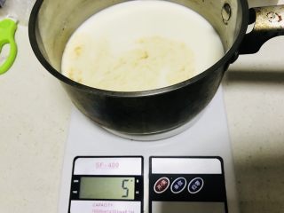 6、焦糖布丁,一起都放在奶锅里