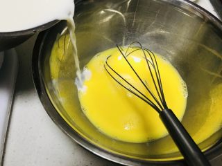 11、焦糖布丁,把加热好的牛奶倒入蛋液中 边倒边不停搅拌！慢点儿倒！别一次都加进去 要不蛋液会被烫熟