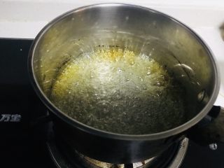 19、焦糖布丁,煮到沸腾！中途不要搅拌！当糖出现一些焦黄色 拿起锅轻轻晃动 让颜色均匀