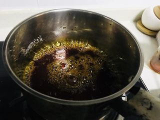 21、焦糖布丁,加水后继续小火加热至沸腾 然后离火