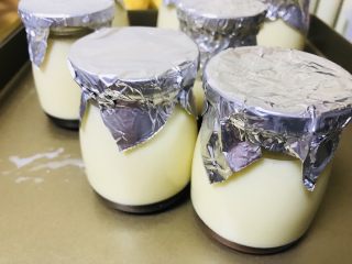 25、焦糖布丁,把布丁液加入 然后用锡纸把瓶口封后 