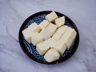 4、番茄金针菇豆腐汤,嫩豆腐切小块