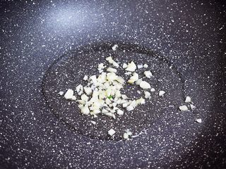 6、番茄金针菇豆腐汤,锅中倒入适量的食用油烧热，放入蒜末爆香