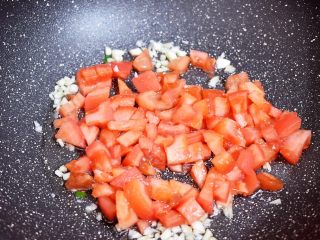 7、番茄金针菇豆腐汤,放入西红柿翻炒至出汁