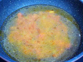 8、番茄金针菇豆腐汤,加入800毫升的水