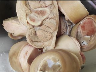 1、台式醬滷豬腳,豬腳洗淨後放入滾水中川燙一下