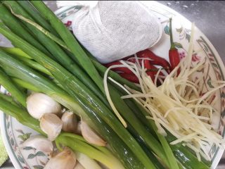 2、台式醬滷豬腳,所有辛香食材台備妥