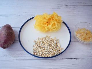 1、紫薯薏米银耳羹,准备好材料