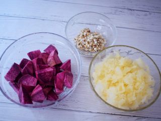 2、紫薯薏米银耳羹,紫薯去皮洗净切成小块，再把泡好的薏米洗净备用，银耳洗净撕成小朵备用