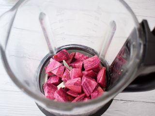 3、紫薯薏米银耳羹,把紫薯放入破壁机或者豆浆机中