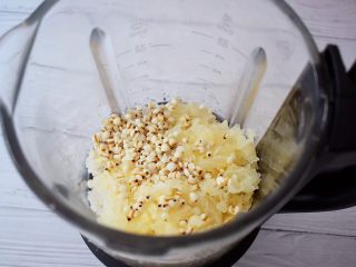 5、紫薯薏米银耳羹,加入薏米