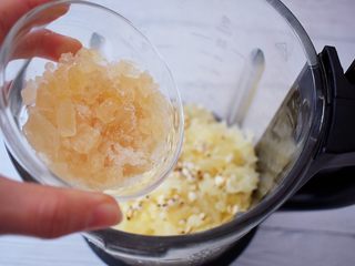 6、紫薯薏米银耳羹,加入冰糖